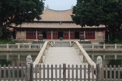 泉州府文庙位于涂门街中山路口,规模很大。.
